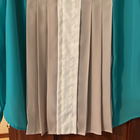 Turquoise cream and tan blouse - Picture 2 of 5